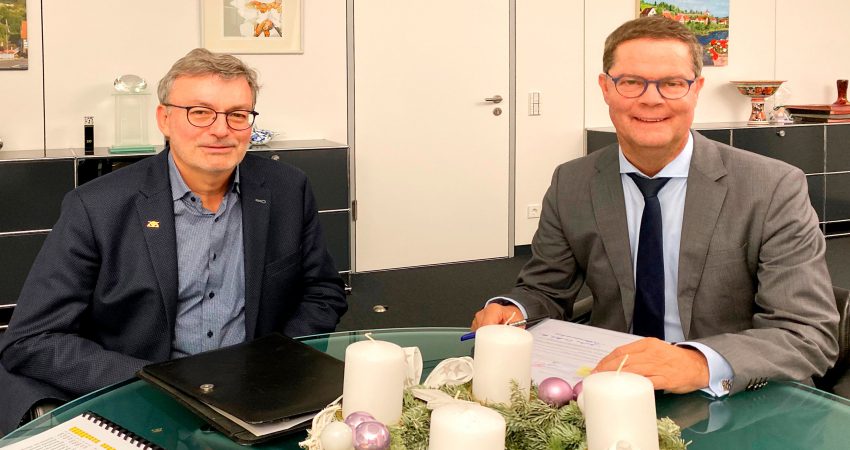 Der mittelbadische Landtagsabgeordnete der Grünen, Hans-Peter Behrens, mit Landrat Toni Huber
