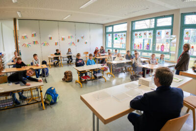 Kinder im Klassenzimmer beim Schulbesuch des Landtagsabgeordneten Hans-Peter Behrens